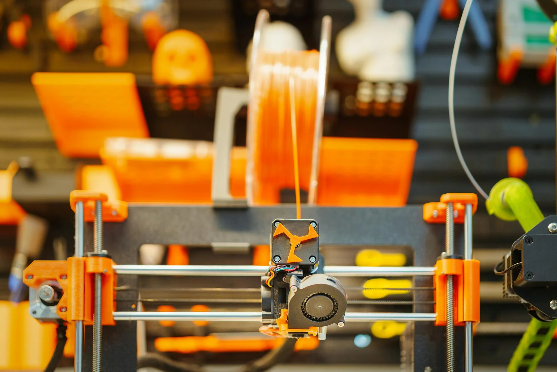 3D-Drucker druckt ein farbiges Kunststoffteil in einer kleinen Werkstatt
