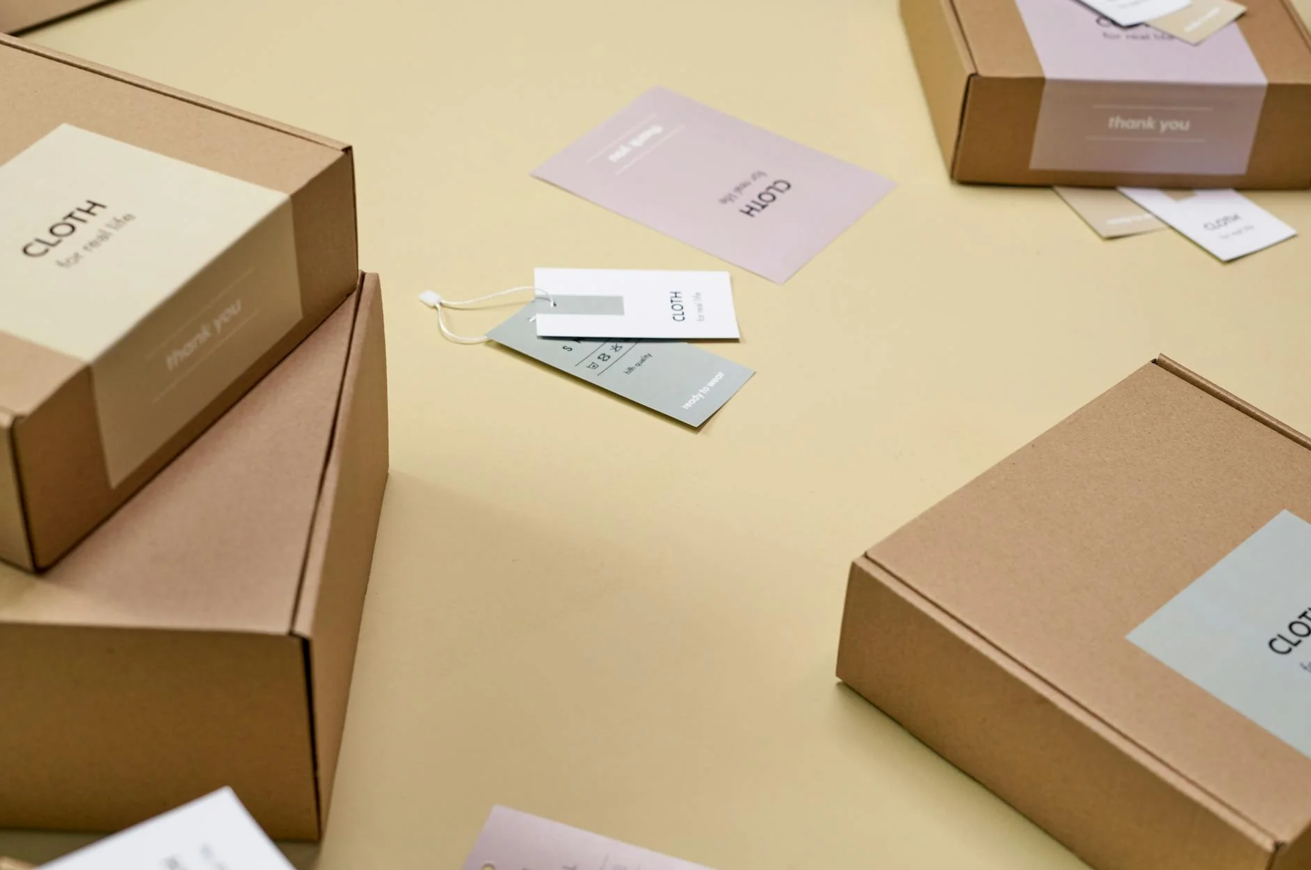 Nahaufnahme eines aufgedruckten Produktetiketts mit Herstelleradresse und Chargennummer auf einer Verpackung