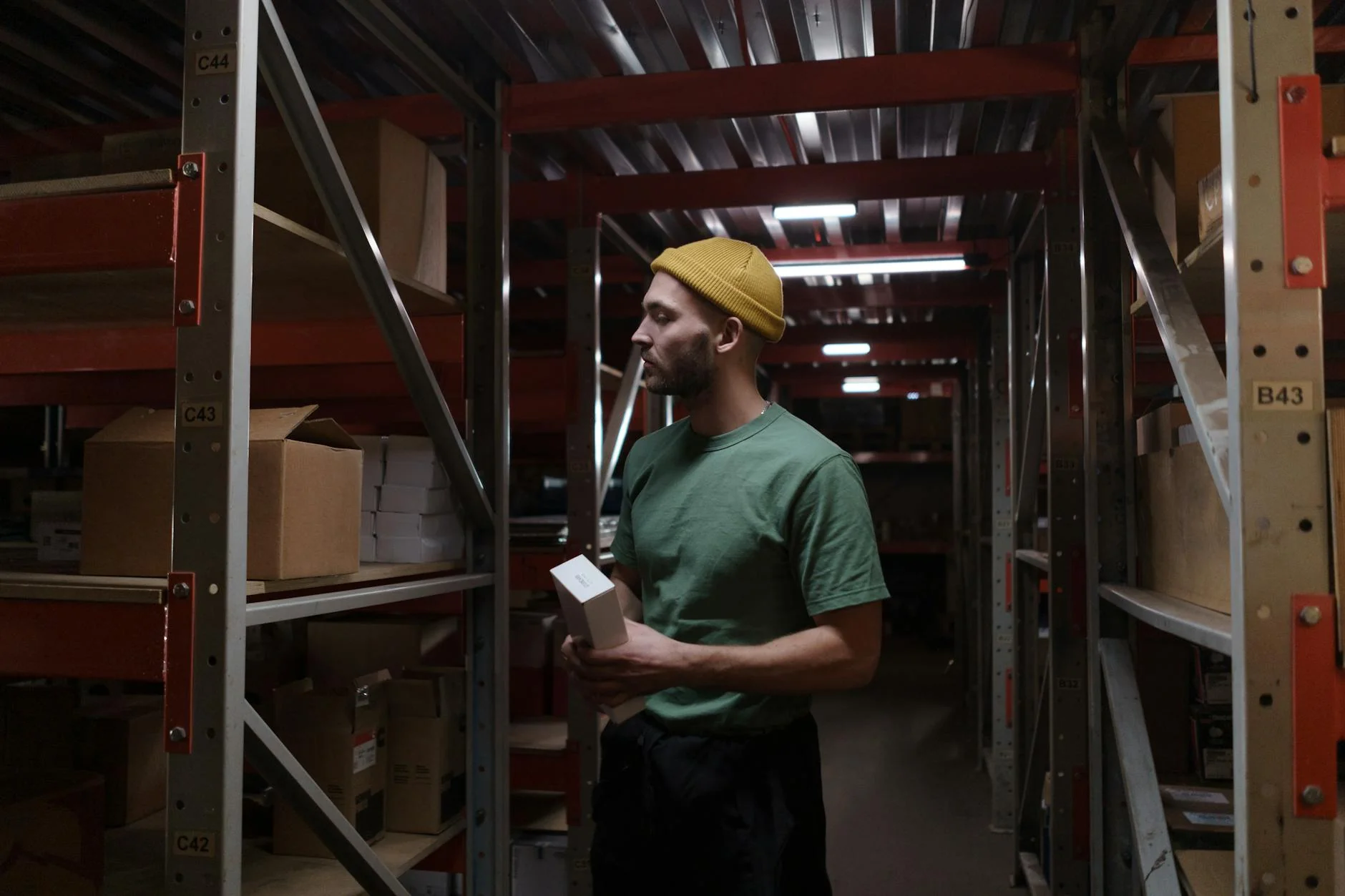 Cajas de cartón con productos de consumo apiladas en un almacén de logística europeo
